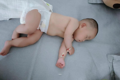 广州代怀试管生子几个月宝宝会抬头